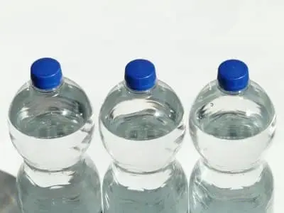 Mikroplasty v balených vodách